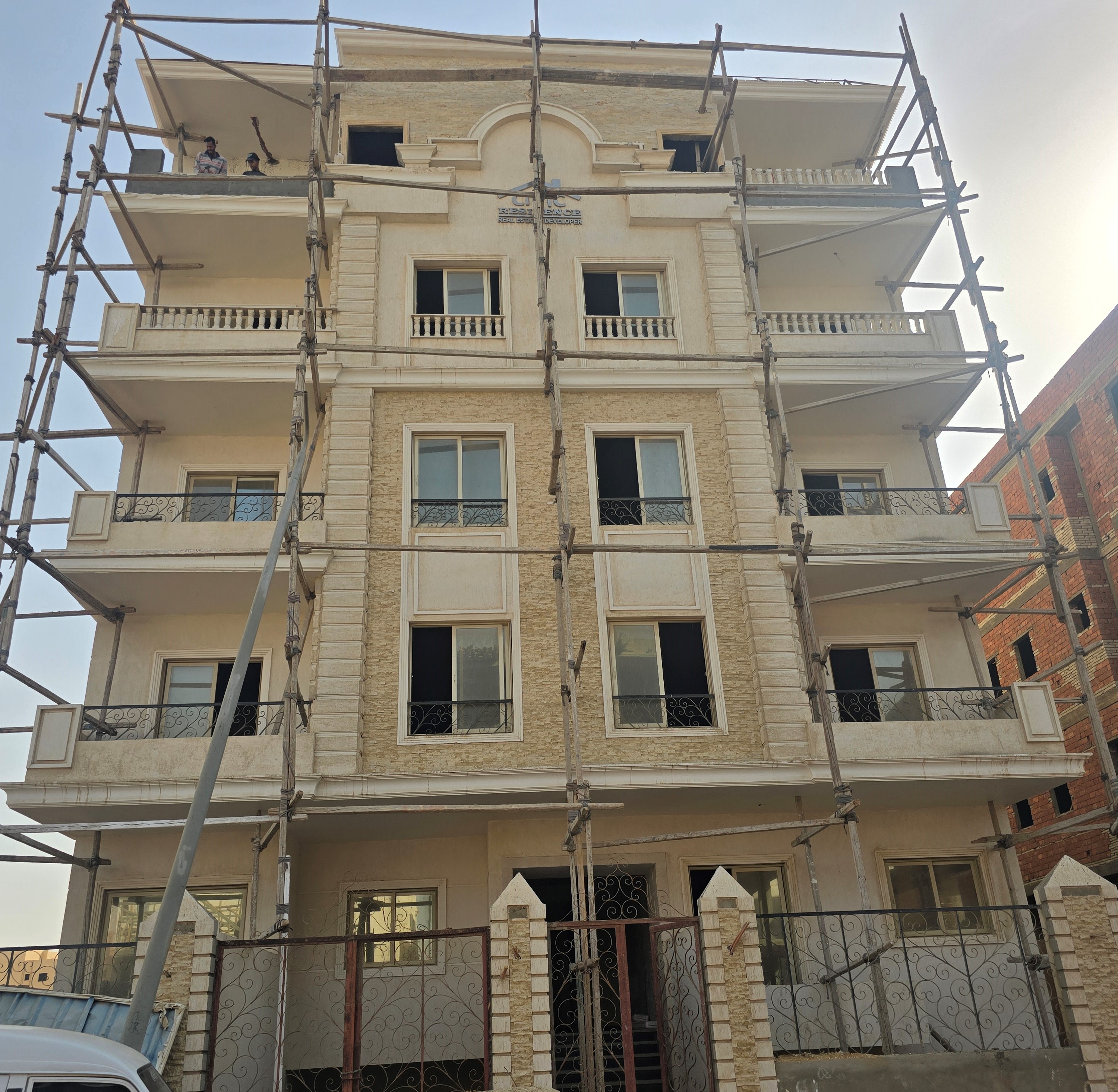 شقة للبيع امام النادي الاهلي بالتجمع الخامس